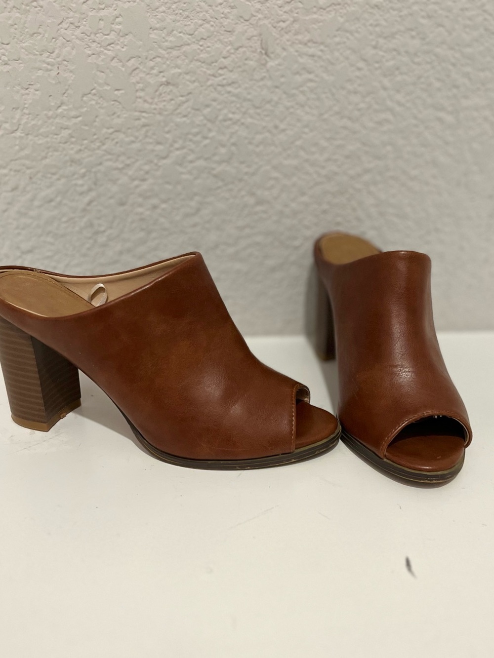 Seven7 Women's Brown Peep-Toe Block Heel Mules
